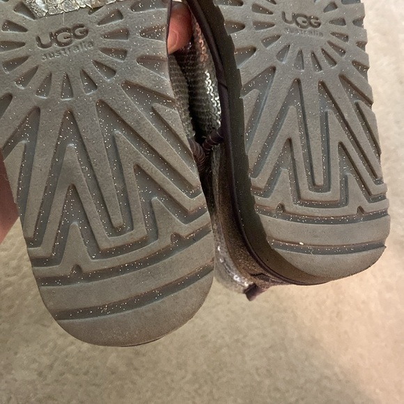 UGG CLASSIC SHORT SILVER SEQUIN BOOTS SIZE 7 - Picture 13 of 15